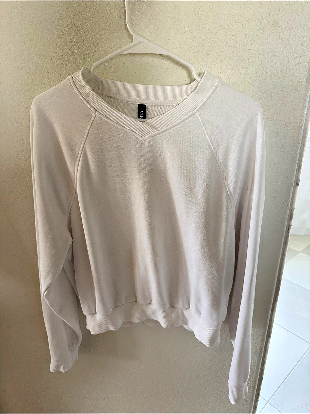 Vuori Sedona V Neck Sweatshirt in White Small
